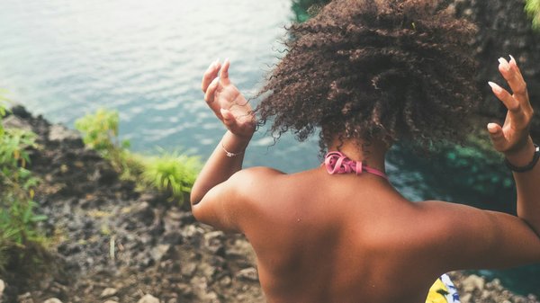 4 exercices de yoga pour stimuler la croissance des cheveux